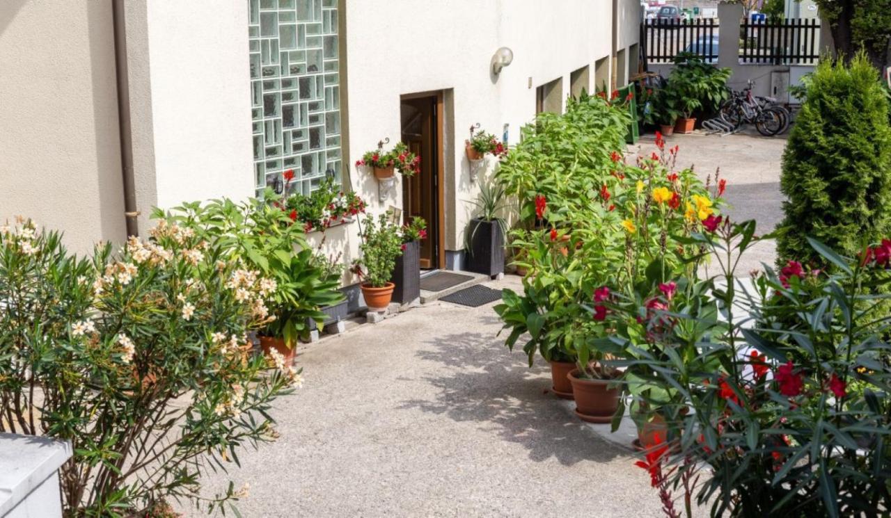 Haus Zu Den Zwei Eichen Apartment Perchtoldsdorf Exterior photo