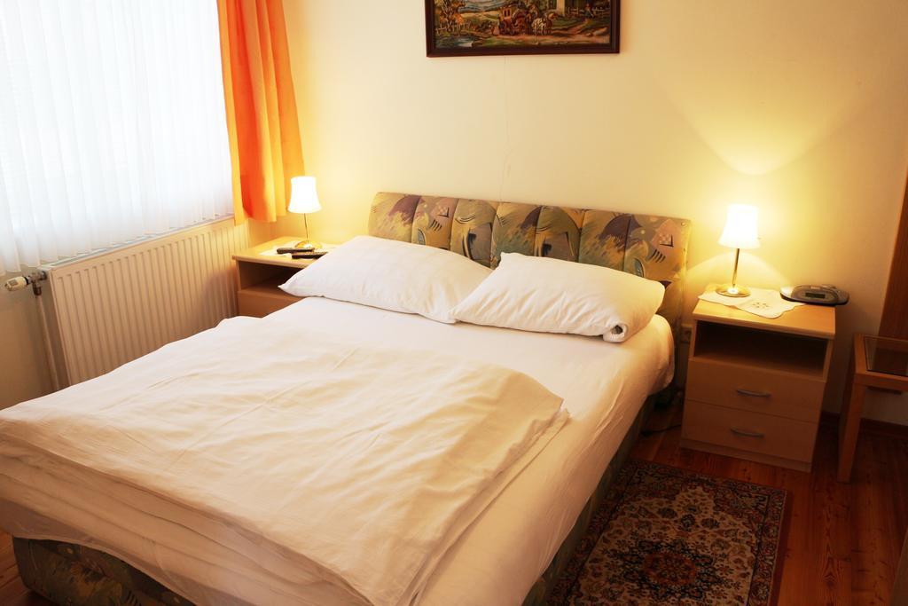Haus Zu Den Zwei Eichen Apartment Perchtoldsdorf Room photo